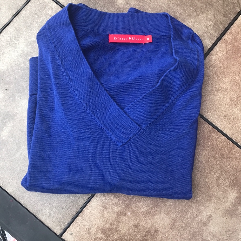 V-necked cropped sweater